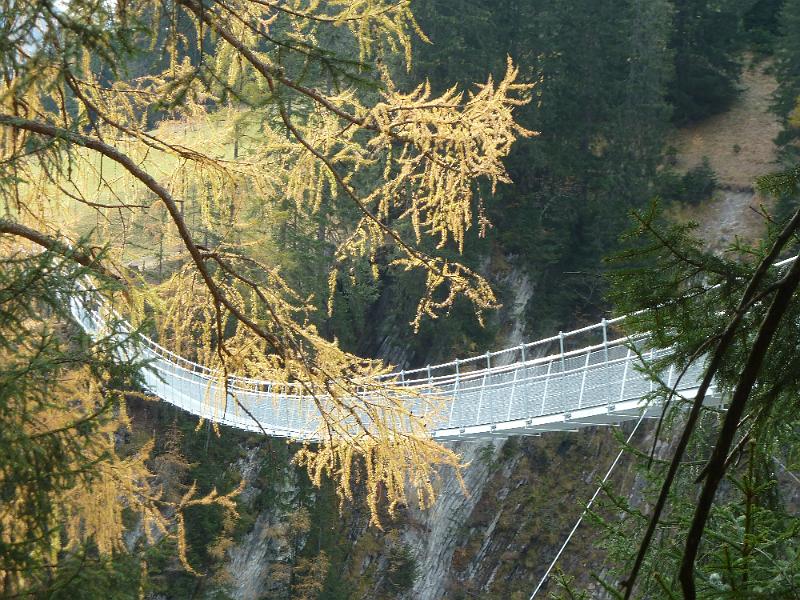 9HolzgauHangbrug13.jpg - Een paadje langs ‘Holzgau Schiggen’ brengt ons naar de nieuwe brug. Wandelaars die onderweg zijn van de oorsprong van de Lech naar Füssen hoeven nu niet meer af te dalen naar Holzgau city.