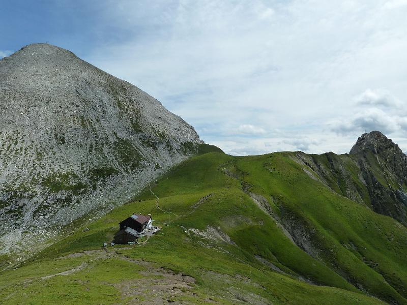 009kaiserjochhaus11.jpg - Links Griesskopf (2581 m), rechts Malatschkopf (2388 m).