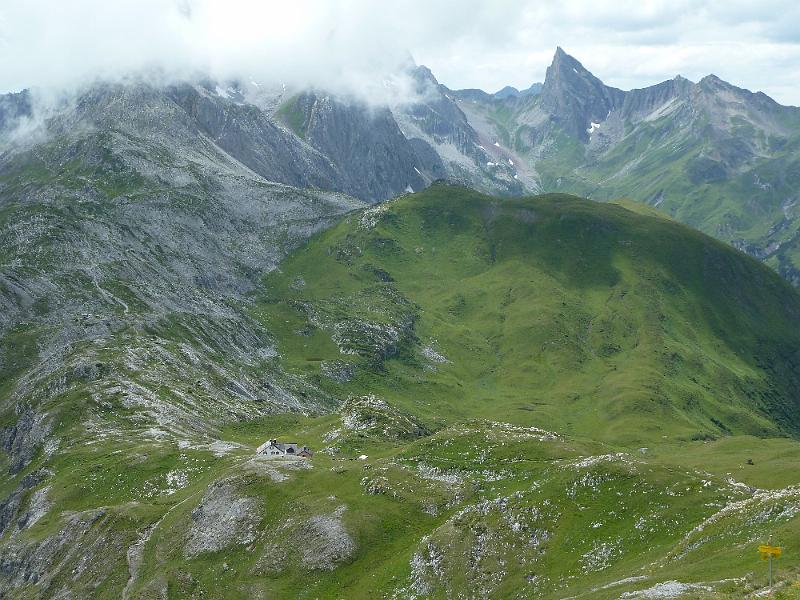 020leutkircherhutte13.jpg - Daar beneden in de verte ligt de Leutkircherhütte.