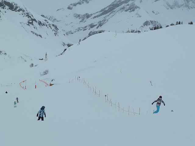 60-auenfeld10.jpg - Katrien en Emma aan het snowboarden.