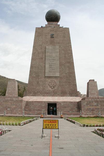 Mitad_del_Mundo.jpg