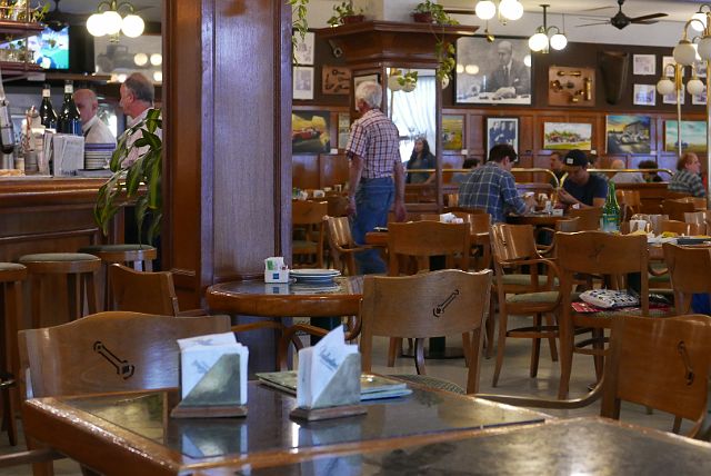 015-Buenos-Aires-Plaza-Recoleta-016.jpg - La Biela, één van de oudste cafés van de stad, gelegen tegenover…