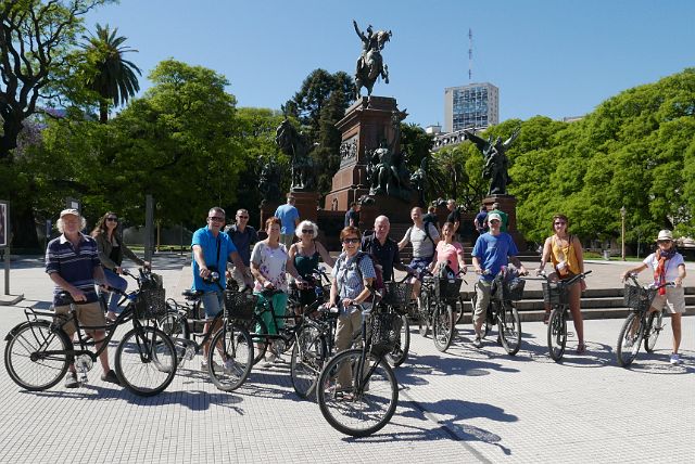021-Buenos-Aires-Plaza-San-Martin-030.jpg - ’s Anderendaags verkennen we Buenos Aires met de fiets.
