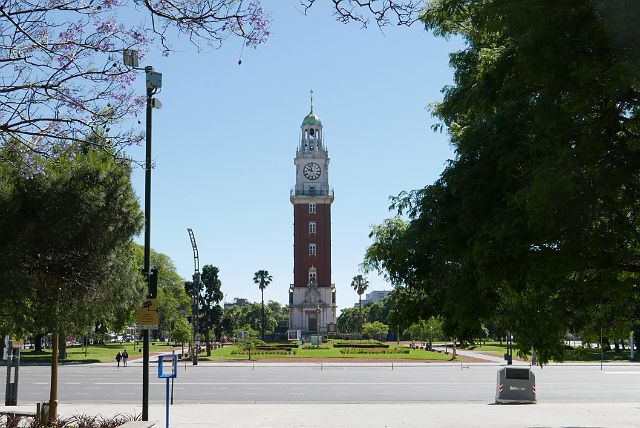 024-Buenos-Aires-Plaza-San-Martin-034.jpg - …langs de Torre de los Ingleses, gebouwd door de Britten ter herdenking van de 100ste verjaardag van de revolutie van mei 1810…