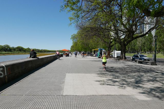 032-Buenos-Aires-rio-de-la-Plata-004.jpg - We fietsen verder langs de promenade van de Rio de la Plata.