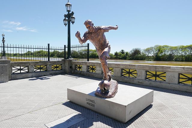 035-Buenos-Aires-rio-de-la-Plata-008.jpg - Heel wat Argentijnse topsporters kregen hier een standbeeld.