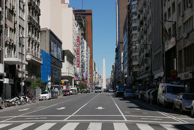 045-Buenos-Aires-Avenida-Corrientes-001.jpg - Zicht op de Obelisk vanuit de Avenida Corrientes. De obelisk dateert van 1936 om de 400ste verjaardag te herdenken van de stichting van Buenos Aires.