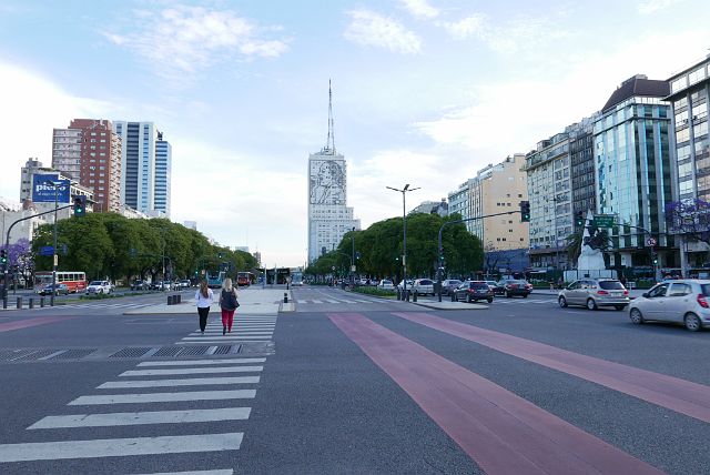 046-Buenos-Aires-Avenida-de-9-Julio-004.jpg - De obelisk staat op de Avenida de 9. Julio, volgens de Argentijnen de breedste boulevard ter wereld. Tegenover de obelisk prijkt op een gebouw een beeld van Evita.
