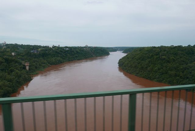 070-reisdag-naar-Iguacu-018.jpg - Deze brug vormt de grens met Brazilië.