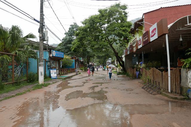 450-Ilha-Grande-069.jpg - In het stadje zelf valt er weinig te beleven (behalve in de regen lopen). 