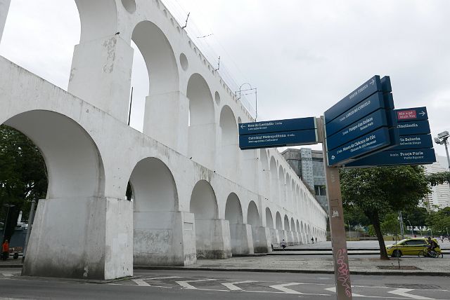 506-Rio-003.jpg - Carioca aquaduct in het centrum van de stad, gebouwd in de 18de eeuw om water van de Carioca rivier naar de stad te brengen. Wordt nu als brug gebruikt.