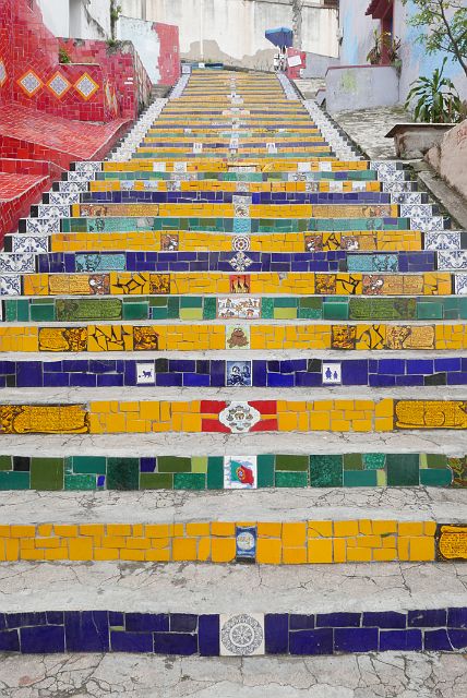 517-Rio-021.jpg - Selaron begon in 1990 deze vervallen trap op te knappen. Als een soort mozaïeken legpuzzel bekleedde hij de trap met tegeltjes van over de hele wereld. Hij werkte hieraan tot hij stierf in 2013.