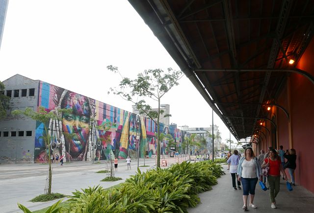 529-Rio-058.jpg - Street art legende Eduardo Kobra schilderde hier het grootste street art kunstwerk, Etnias. De vijf gezichten symboliseren ieder een continent, refererend naar de vijf Olympische Ringen.