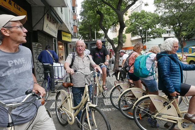 536-Rio-070.jpg - Gelukkig is het weer de volgende dag wat beter en kunnen we Rio op de fiets verkennen. Een Nederlandse gids die al enkele jaren in Rio woont, begeleidt ons.