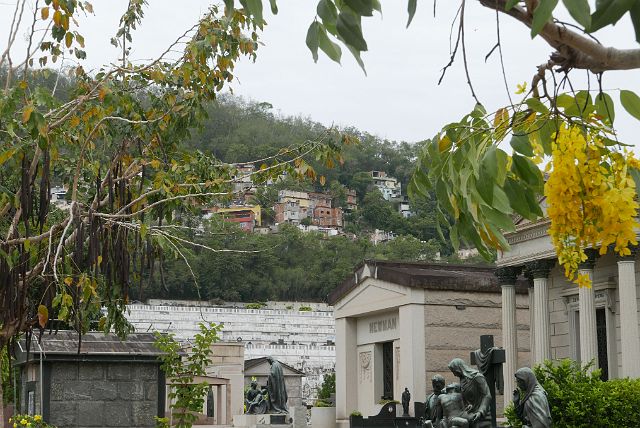 545-Rio-090.jpg - De favela’s in de heuvels hebben een mooi zicht op deze begraafplaats.