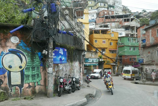 547-Rio-120-favela.jpg - We rijden met een lokale gids naar Rocinha.
