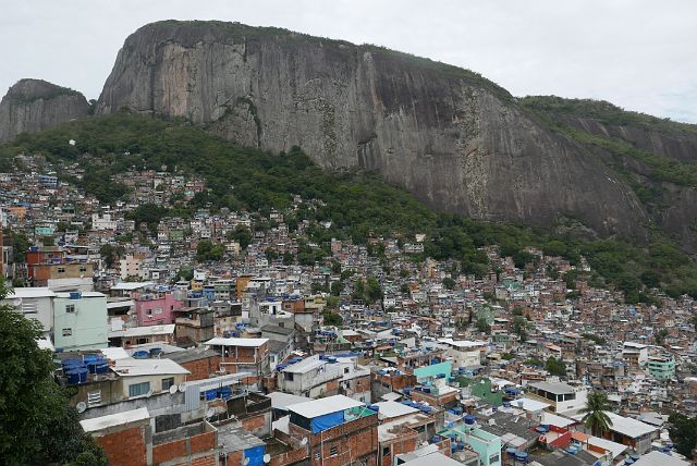 549-Rio-112-favela.jpg - De sloppenwijk is gebouwd op een heuvel.