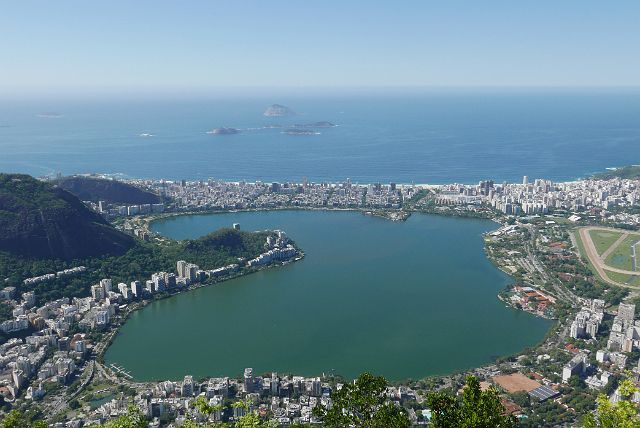 575-Rio-197-el-christo.jpg - Zicht op Lagoa Rodrigo de Freitas en daarachter Ipanema Beach.
