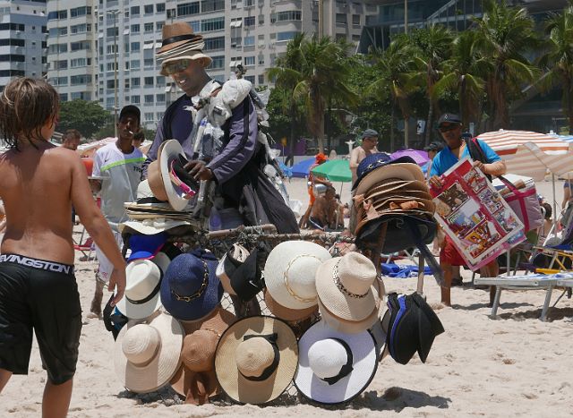 584-Rio-227.jpg - Shoppen op het strand: hoeden,…