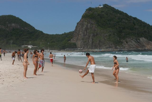 588-Rio-253.jpg - Een partijtje voetbal kan ook altijd.