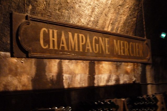 070-mercier-03.jpg - We keren op onze stappen terug naar Epernay. The place to be is de Avenue de Champagne, een brede straat volgebouwd met grote champagnehuizen. Onder deze straat liggen tientallen kilometers gangen, uitgehouwen in de krijtrotsen en volgestouwd met champagne. Wij bezoeken champagnehuis Mercier. 