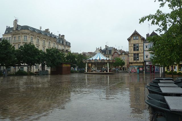 098-troyes-07.jpg - Troyes trakteert ons op een fikse regen.