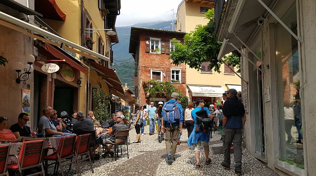 038-Malcesine-dag2-008.jpg - Haha, laat de wolken maar boven hangen. In Malcesine schijnt de zon.