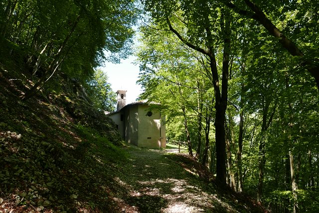 060-wandelen-naar-Cassone-en-terug-dag3-045.jpg - SS. Benigno e Caro, een kerkje waarvan de oorsprong teruggaat tot de 9de eeuw en enkel op 26 juli geopend is.