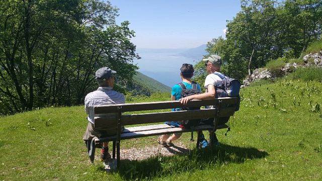 064-wandelen-naar-Cassone-en-terug-dag3-004.jpg - Daar beneden ligt het Gardameer.