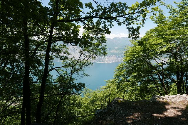 067-wandelen-naar-Cassone-en-terug-dag3-055.jpg - Het Gardameer komt dichterbij.