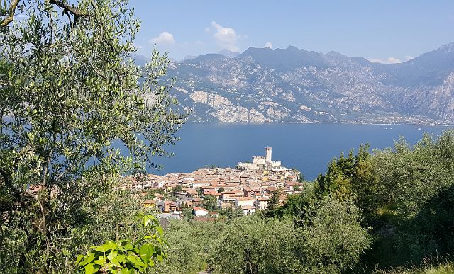 210-boottocht-Malcesine-Sirmione-dag-6-002-te-voet-naar-beneden.jpg