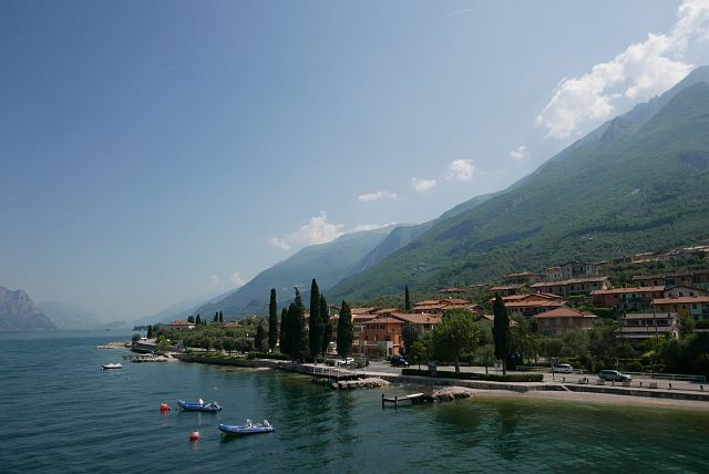 215-boottocht-Malcesine-Sirmione-dag-6-011-Brenzone.jpg - Eerste halte: Brenzone.