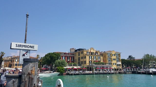 233-boottocht-Malcesine-Sirmione-dag-6-050-Sirmione.jpg - Aankomst in Sirmione, gelegen ten zuiden van het Gardameer, op een 4 km lang schiereiland.