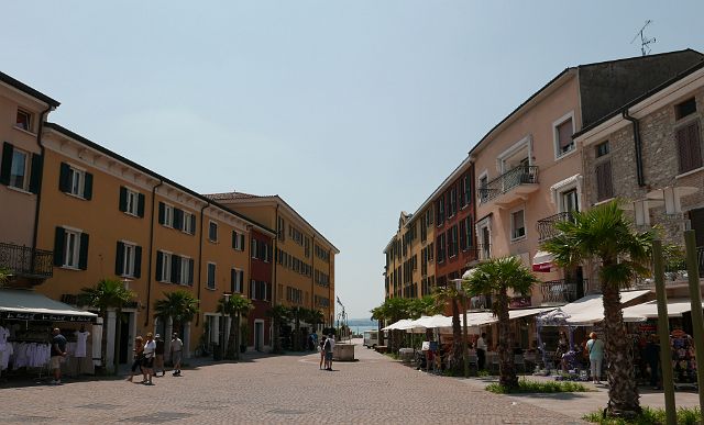 234-boottocht-Malcesine-Sirmione-dag-6-052-Sirmione.jpg - We hebben anderhalf uur de tijd om Sirmione te verkennen.