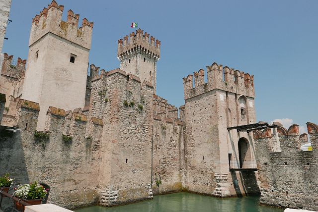 236-boottocht-Malcesine-Sirmione-dag-6-051-Sirmione.jpg - De burcht van de Scaligeri, ooit de heersers over Verona.