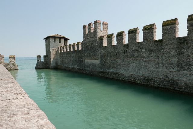 237-boottocht-Malcesine-Sirmione-dag-6-053-Sirmione.jpg - Gebouwd in de 13de eeuw.