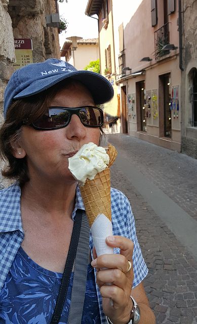 241-boottocht-Malcesine-Sirmione-dag-6-063-Sirmione.jpg - Net nog tijd voor een ijsje.