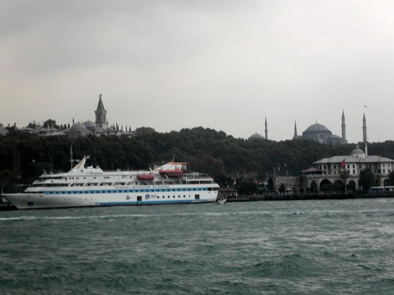 Topkapi_en_Aya_Sofia_gezien_vanop_Bosporus.jpg