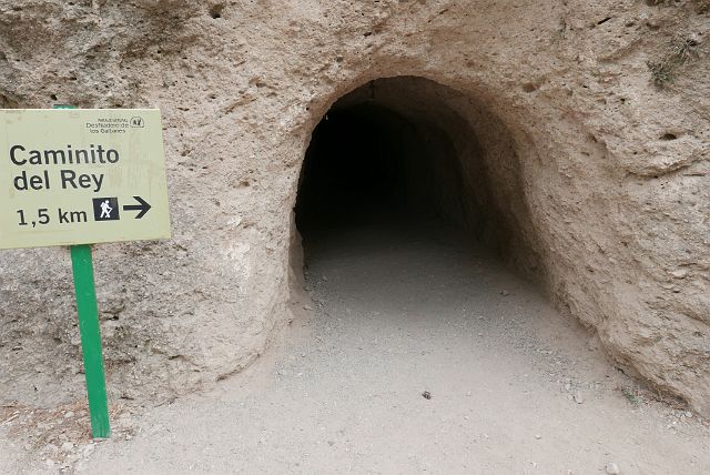072-caminito-del-rey-81.jpg - ‘Wij’ waren te laat met boeken via Internet. Dan maar op hoop van zegen deze grot inwandelen…