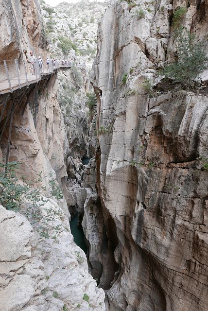 081-caminito-del-rey-14.jpg - Maar omdat er weinig plaats was moest dit pad tegen de rotswand aangelegd worden.