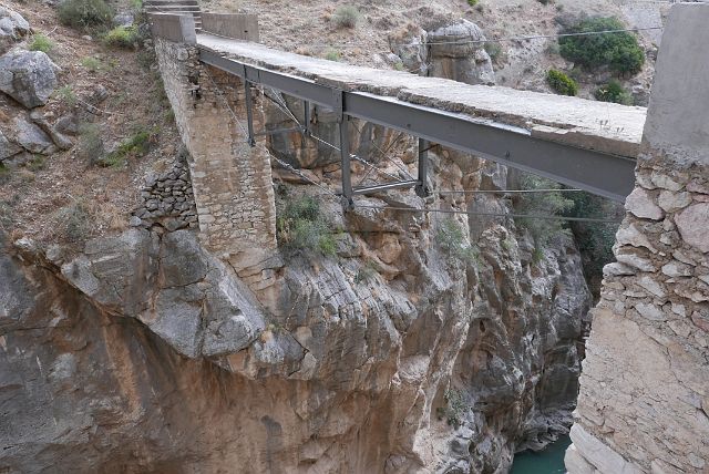 090-caminito-del-rey-32.jpg - Dit bruggetje naar de spoorweg aan de overkant van de kloof is niet meer in gebruik.