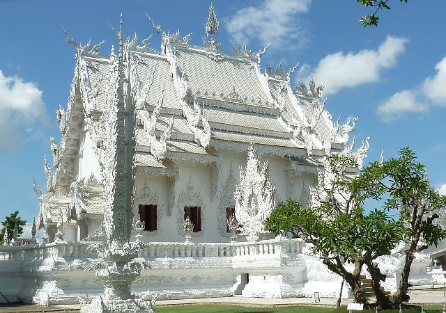 001-Chiang-Rai-9.jpg - Terwijl we in Chang Rai (Noord-Thailand) wachten op onze reisgenoten, bezoeken we Wat Rong Khun. De Witte Tempel is een hedendaagse en onconventionele boeddhistische tempel, ontworpen door een kunstenaar in 1997.
