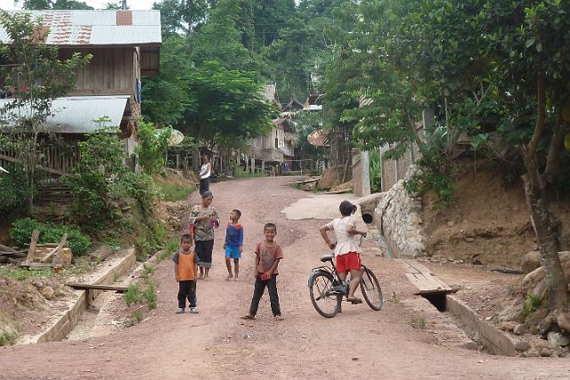 050-Luang-Nam-Tha-trektocht-078-03.jpg - Kinderen gapen ons na als we …
