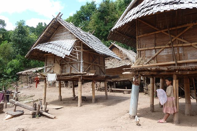 063-Luang-Nam-Tha-trektocht-078-26.jpg - De Akha is een inheemse bergstam die leeft in de bergen van Thailand, Myanmar, Laos en de Chinese provincie Yunnan. Zij spreken ‘Akha’, een taaltje dat onze Laotiaanse gids Thong evenmin verstaat als wij.