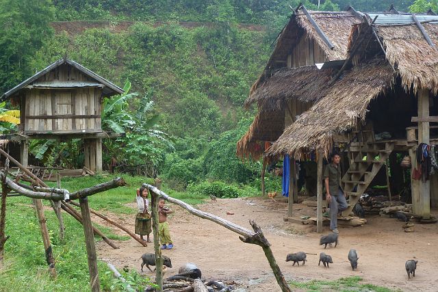 104-Luang-Nam-Tha-trektocht-142.jpg - Namtaleang is een idyllisch Akha-dorp waar kinderen en …