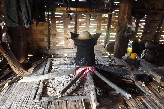109-Luang-Nam-Tha-trektocht-110.jpg - We overnachten in de keuken van een Akha-familie. De rijst wordt al heel vroeg in de ochtend gekookt.