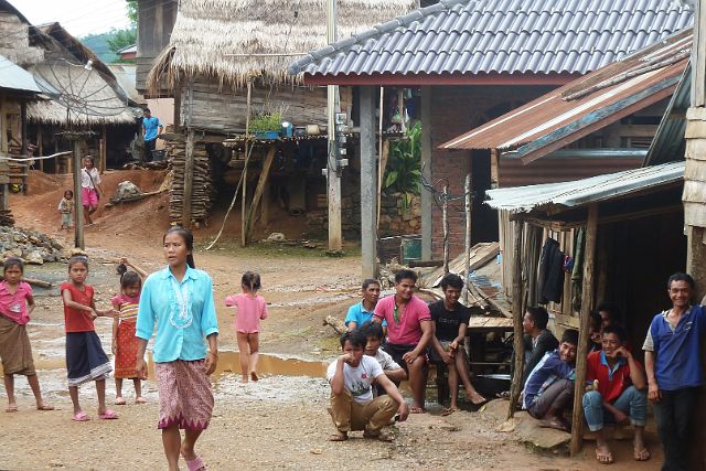 135-Nongkhiaw-10-1.jpg - Dit dorpje mogen we niet in omdat de dorpsbewoners vandaag hun doden herdenken.