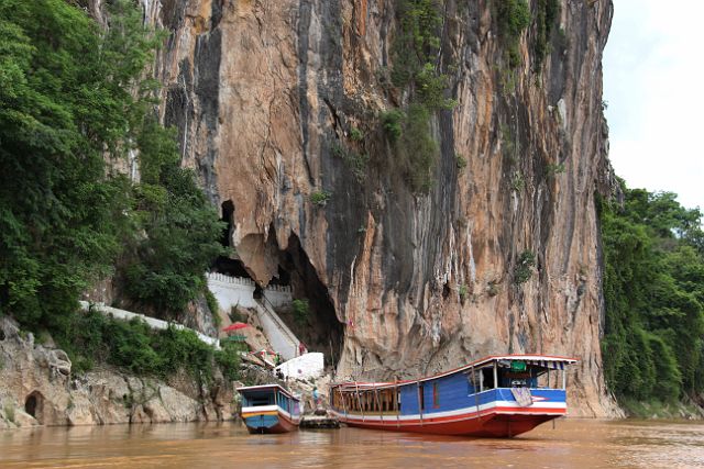 143-Pac-Ou-grotten-20.jpg - … en varen naar de Pac Ou grotten, gelegen op een kruising van de Mekong en de Ou.