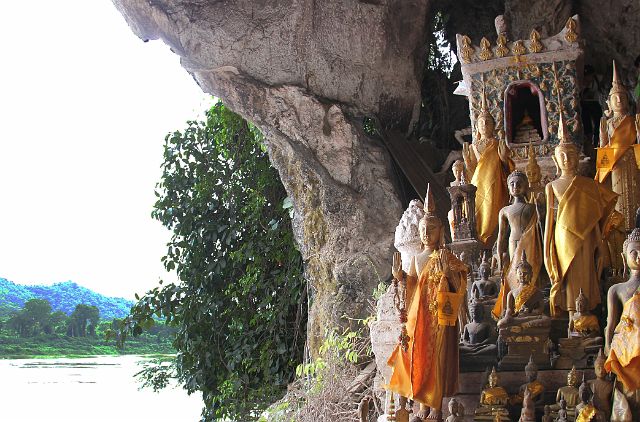 144-Pac-Ou-grotten-25.jpg - De Pac Ou grotten hebben ontelbare nissen en spelonken waar naar schatting meer dan vijfduizend boeddha’s staan.
