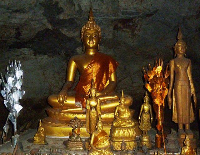 145-Pac-Ou-grotten-12.jpg - Iedere Laotiaan wil hier per se een boeddha plaatsen, ook onze gids Thong (maar het komt er niet van!).